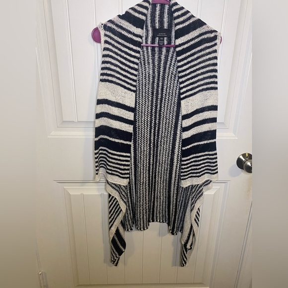 Active Black and cream high low striped vest - Picture 2 of 7